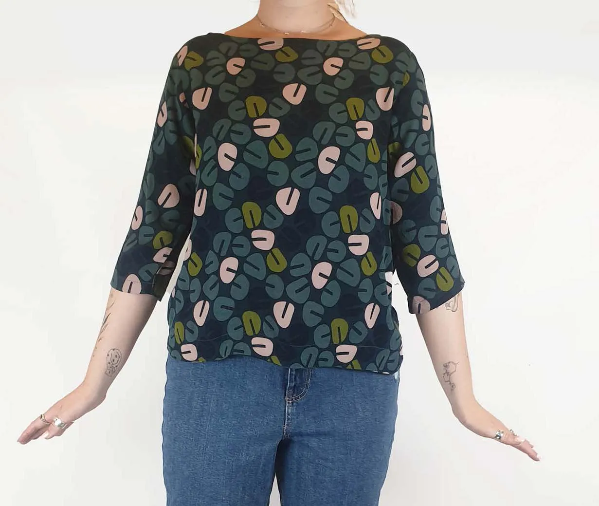 Frock Me Out blue print 3/4 sleeve top size L, best fits 12-14